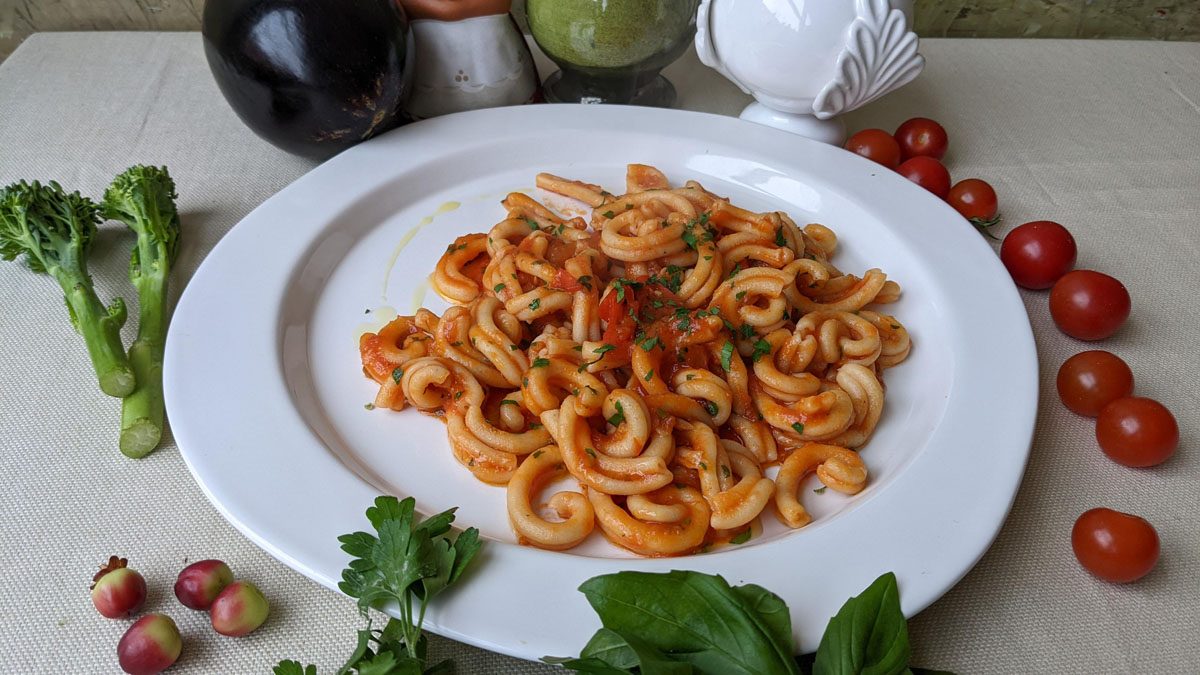 Pasta with tomato and basil