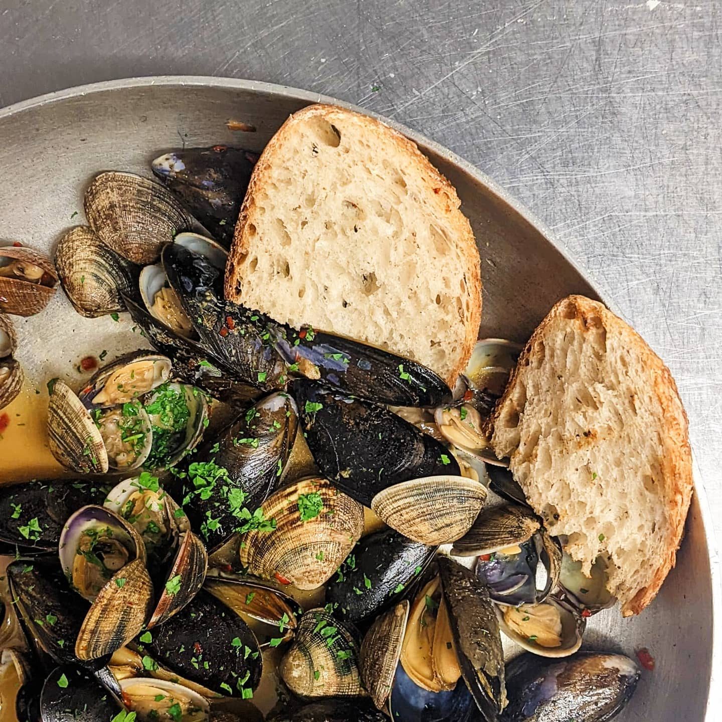 Sautéed mussels and clams with bread
