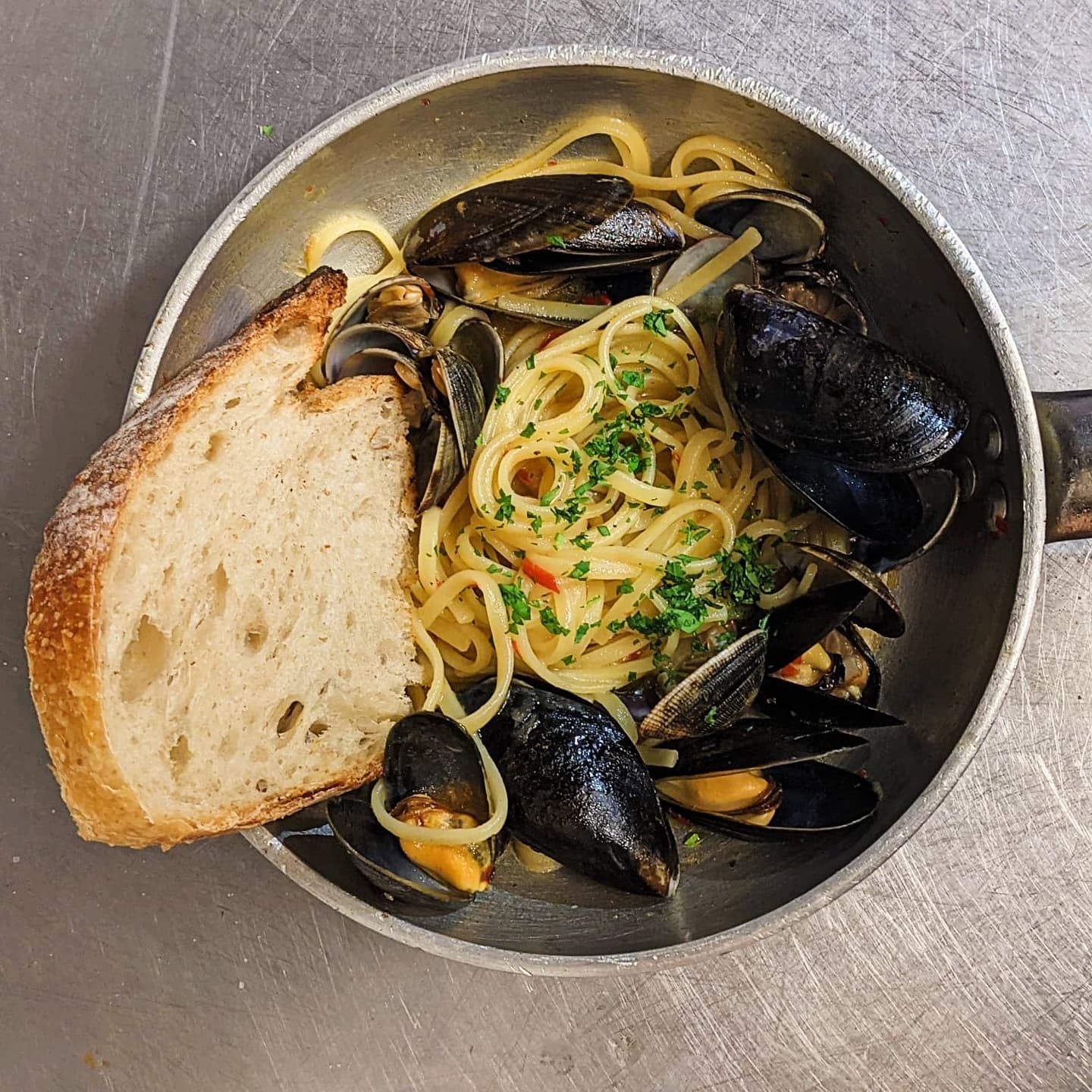Spaghetti with mussels, ready to collect