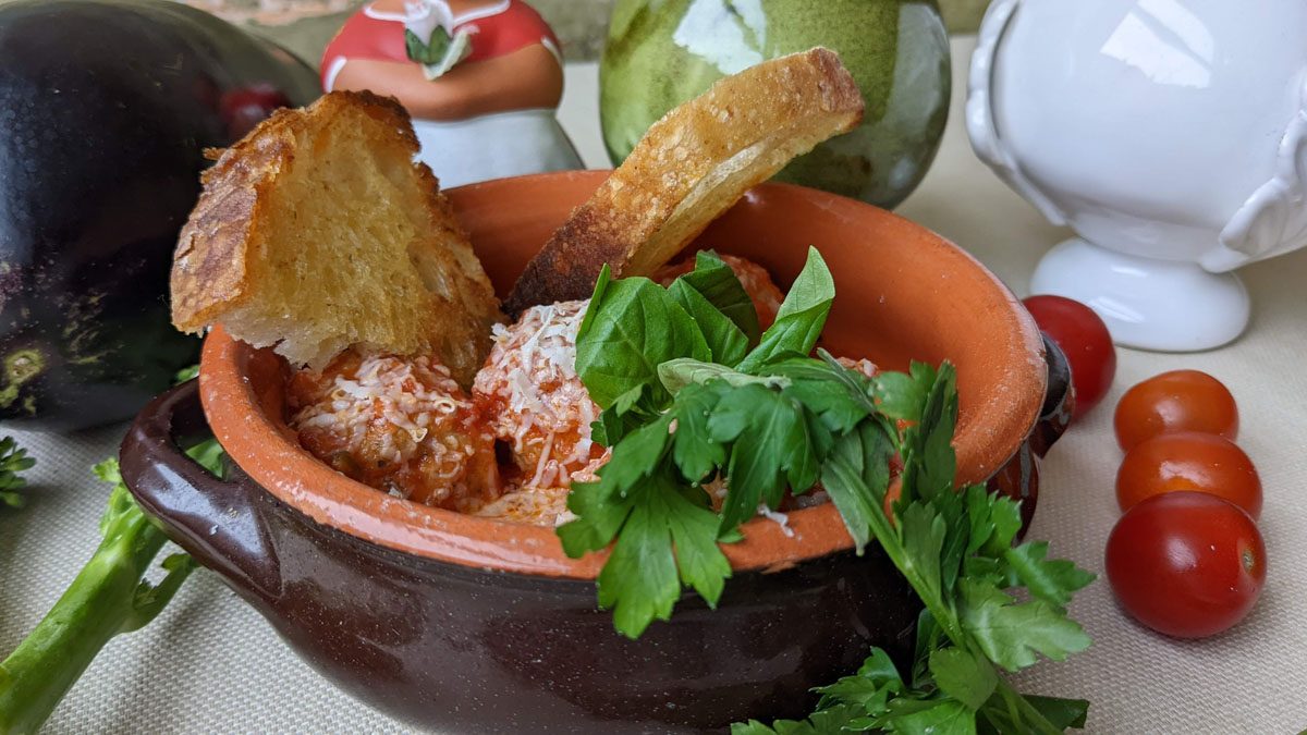 A Salento dish in terracotta, with toasted bread